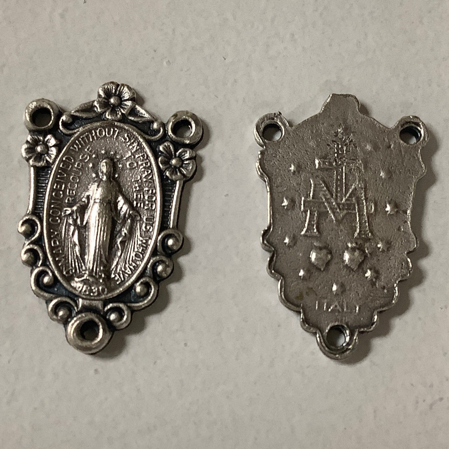 Rosary Centerpiece/Miraculous